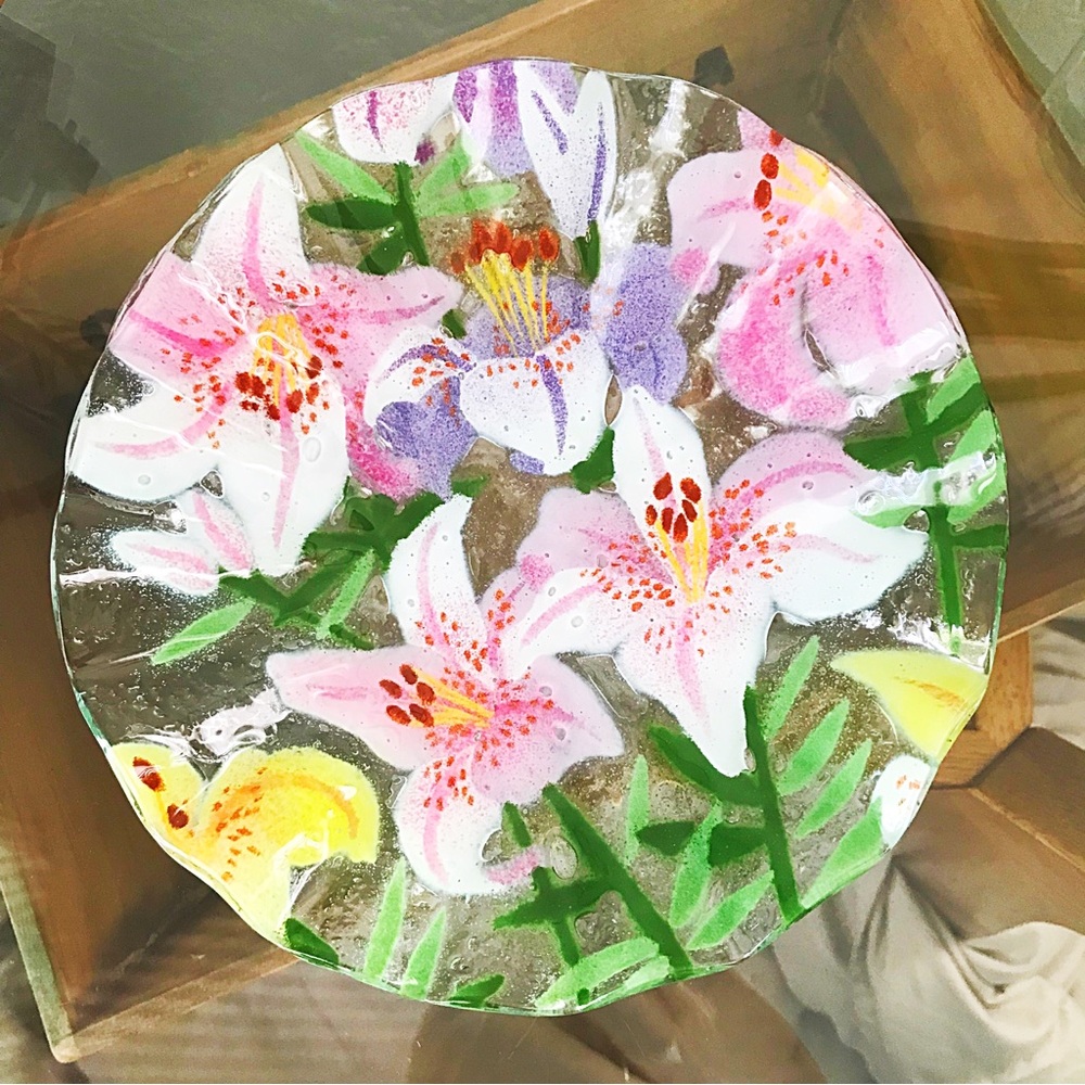 Sydenstricker Fused Glass Floral Design 7.5” Ruffled Accent Plate